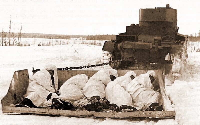 Советский танк буксирует броне-волокушу с пехотинцами во время атаки на финские позиции, Восточная Финляндия, 1939 год