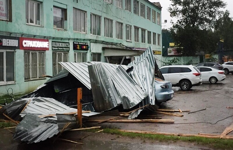 Ураган в Подмосковье унес торговую палатку вместе с продавщицей