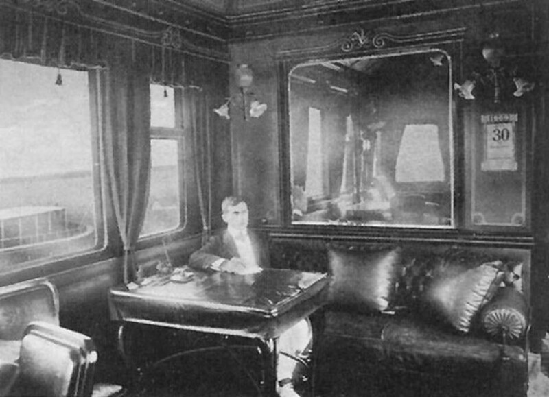 В салон-вагоне курьерского поезда, 1909 г.