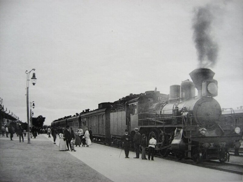 В октябре 1898 года первый паровоз прибыл по КВЖД на станцию Харбин.