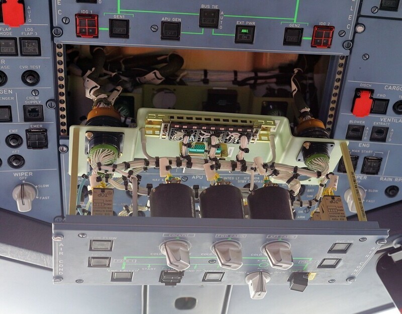 Снимем панель системы кондиционирования сверху пилотов и поглядим.