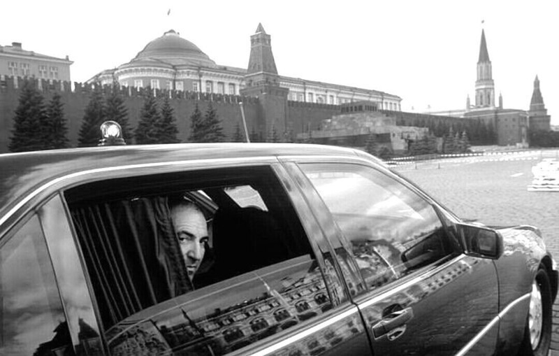 Российский Предприниматель Борис Березовский в своем бронированном автомобиле Mercedes W140, Москва, 1997 год