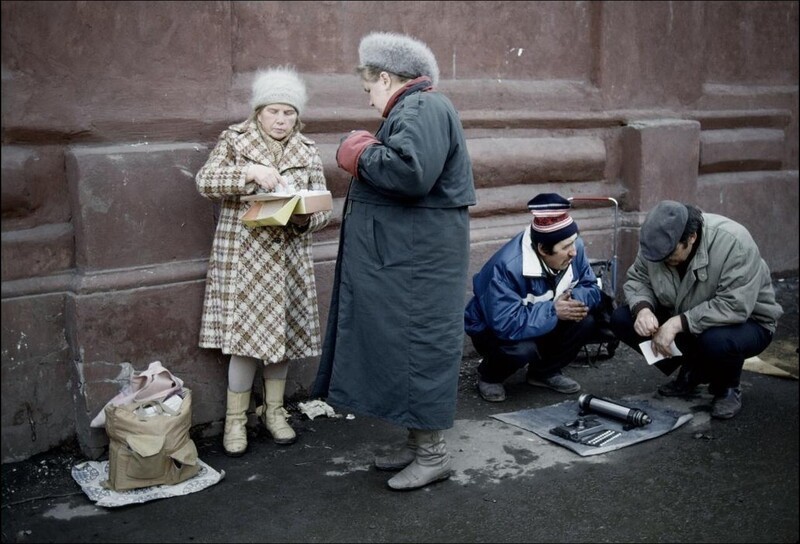 Мужчины ведут торги по поводу "уранового" топлива 1993 год, Москва