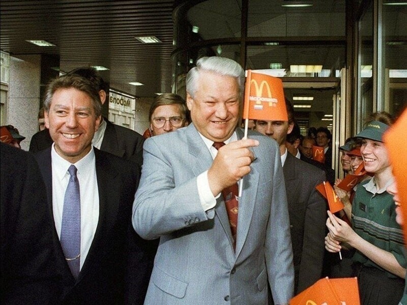 Ельцин в пeрвым McDonald’s в Москве