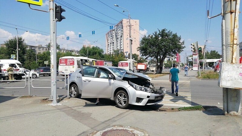 Иномарка в Челябинске протаранила и опрокинула скорую с мигалкой