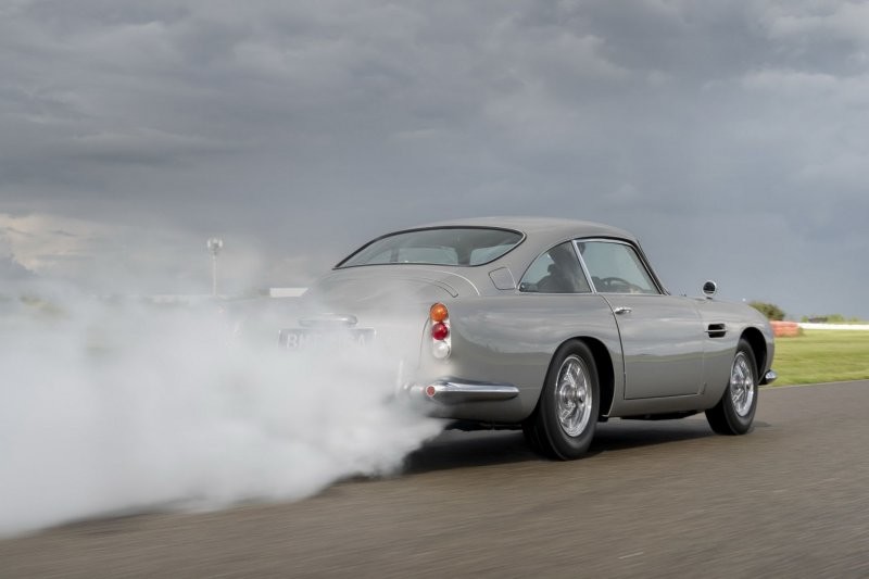 Почувствуй себя агентом 007: Aston Martin выпустил шпионскую версию DB5