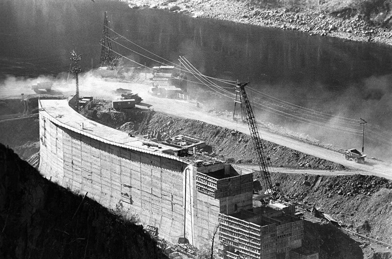  Саяно-Шушенская ГЭС на реке Енисей в настоящее время является крупнейшей в России. Его строительство началось в Саянах в 1963 году и было завершено только в 2000 году. Эта фотография ниже относится к 1972 году.