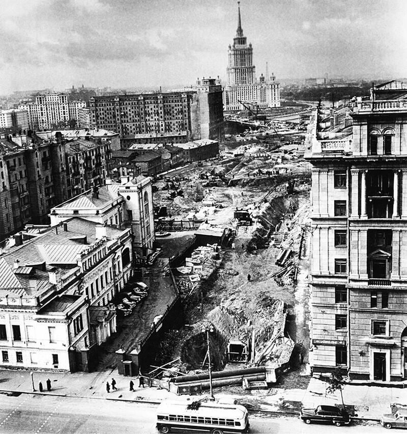 В 1935 году Сталин утвердил Генеральный план реконструкции Москвы, который предусматривал строительство в массовом масштабе жилых зданий, метро, а также расширение существующих улиц и прокладку новых проспектов.