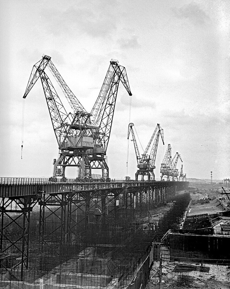 В 1950-х годах по всей стране началось строительство большого количества мощных электростанций. На этом фото показано строительство Волжской ГЭС в Волгоградской области.
