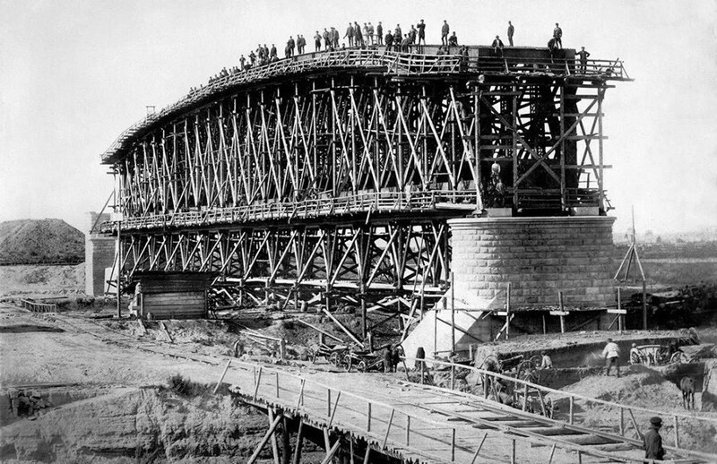 Транссибирская магистраль была одним из крупнейших строительных проектов в Российской империи. На этом фото рабочие строят мост вдоль уральского участка железнодорожной линии. Его строительство продолжалось с 1885 по 1899 год.
