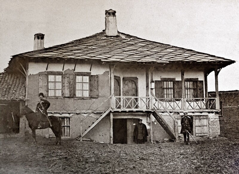 Казаки и русские офицеры в доме Ивана Стойков-Трончанина в Пордиме, где расположен главный штаб русской армии, 26 октября - 15 декабря 1877