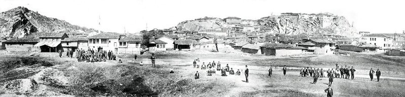 Панорамная фотография Пловдива с представителями коренных народов и русскими солдатами, вероятно, вскоре после освобождения города, между 1878-1880