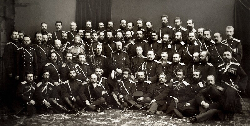 Великий князь Николай Николаевич, командующий армией со своими штабными офицерами, 1877