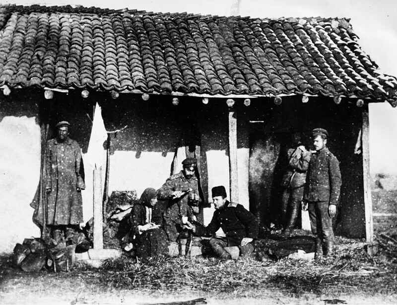 Русские офицеры, расквартированные в болгарской деревне, 1878