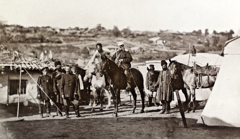 Русский офицер Генштаба на коне со своим адъютантом и группой солдат и казаков, штаб-квартира русской армии в селе Горна Студена, 1877
