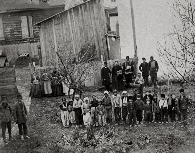 Беспризорные дети во дворе русского консульства в Русе, 1878