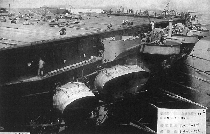 Авианосец «Рюдзё» во время строительства. Хорошо видны 127-мм универсальные орудия