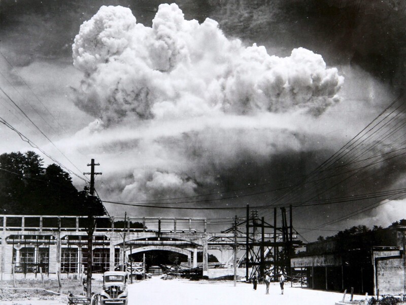 Фотография ядерного взрыва в Нагасаки, сделанная в 20 км от эпицентра взрыва.