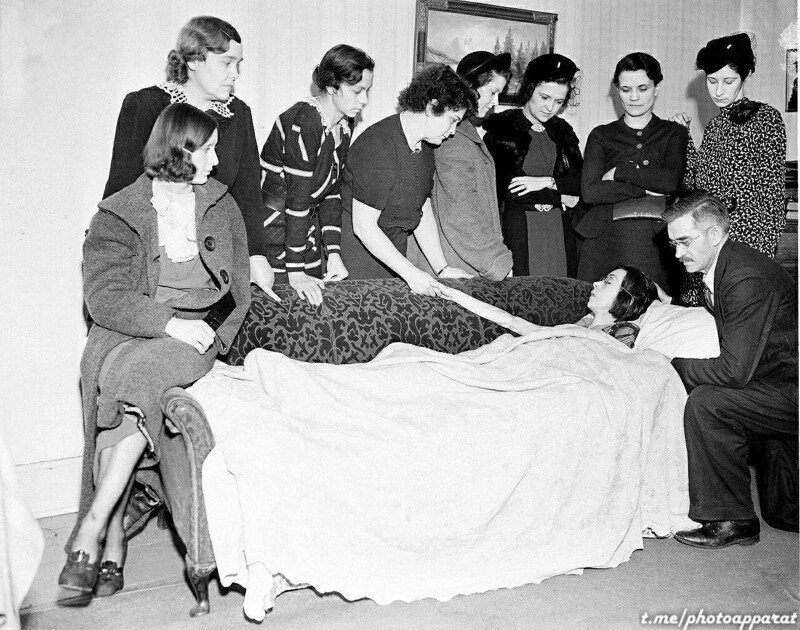 «Радиевые девушки» у постели умирающей от опухоли и лишившейся всех зубов Кэтрин Вольф-Донахью, США, 1938 год.
