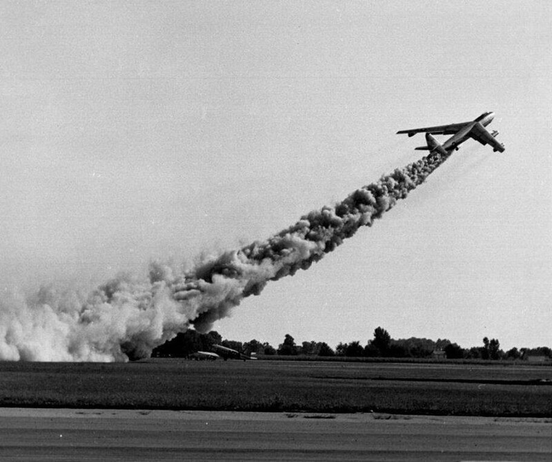 Американский стратегический бомбардировщик Boeing B-47 Stratojet на взлете, конец 1940х.  Это он взлетает с пороховыми ускорителями? Поэтому столько дыма.