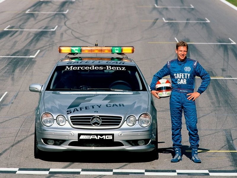 Бессменный пилот автомобилей безопасности на этапах Формулы-1 - немец Бернд Майландер