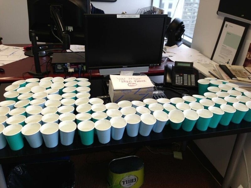 Подпорть своему коллеге жизнь - разложи бумажные стаканчики на его столе