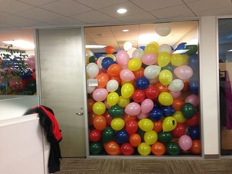 Один из сотрудников решил разыграть босса на 1 апреля, и наполнил его кабинет шариками