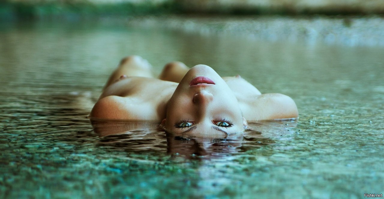 девушку голая на воде фото 88