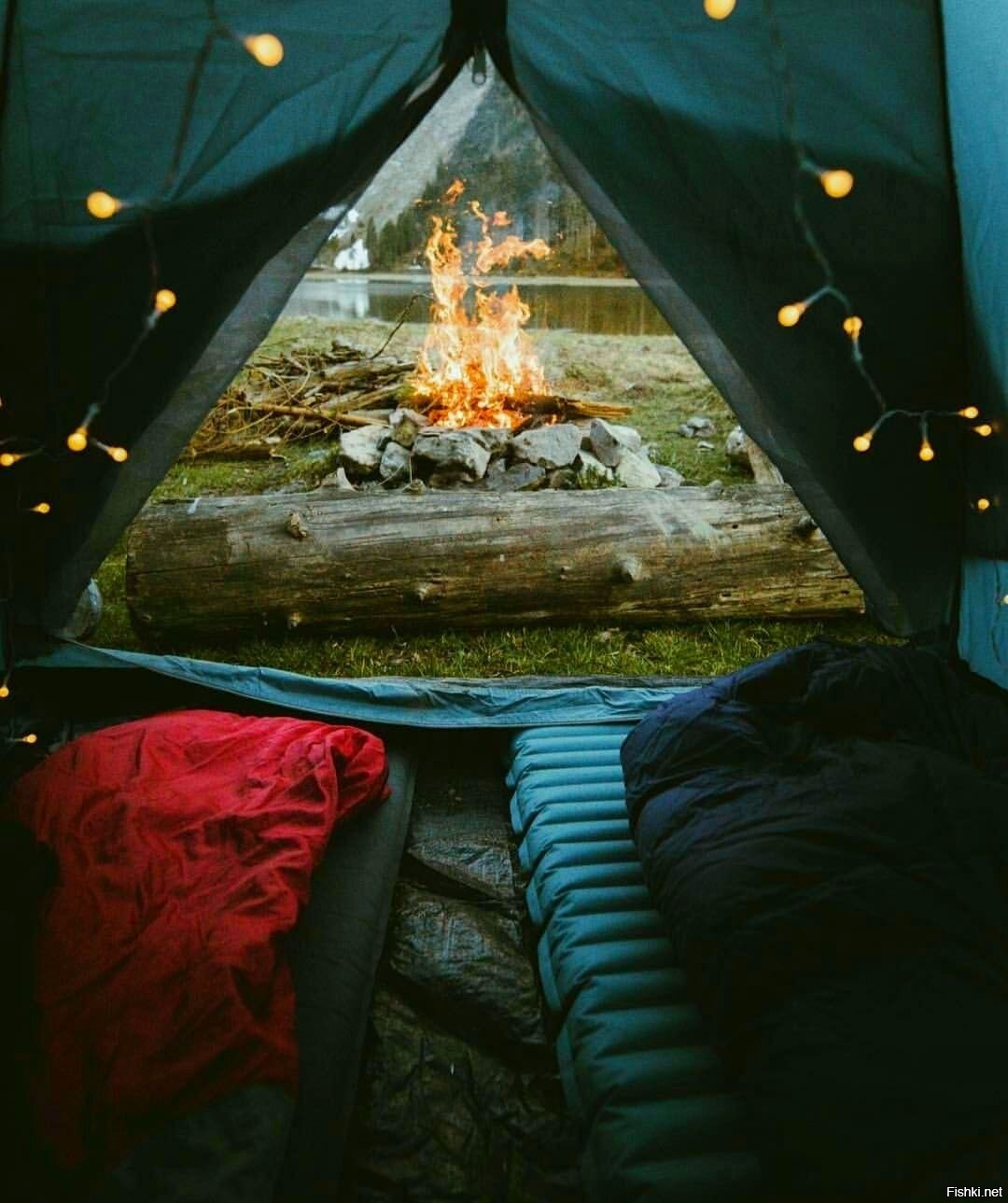 Здесь ждет вас ужин и ночлег. Уютная палатка. Палатка Эстетика. Уют в палатке. Вид из палатки на природу.