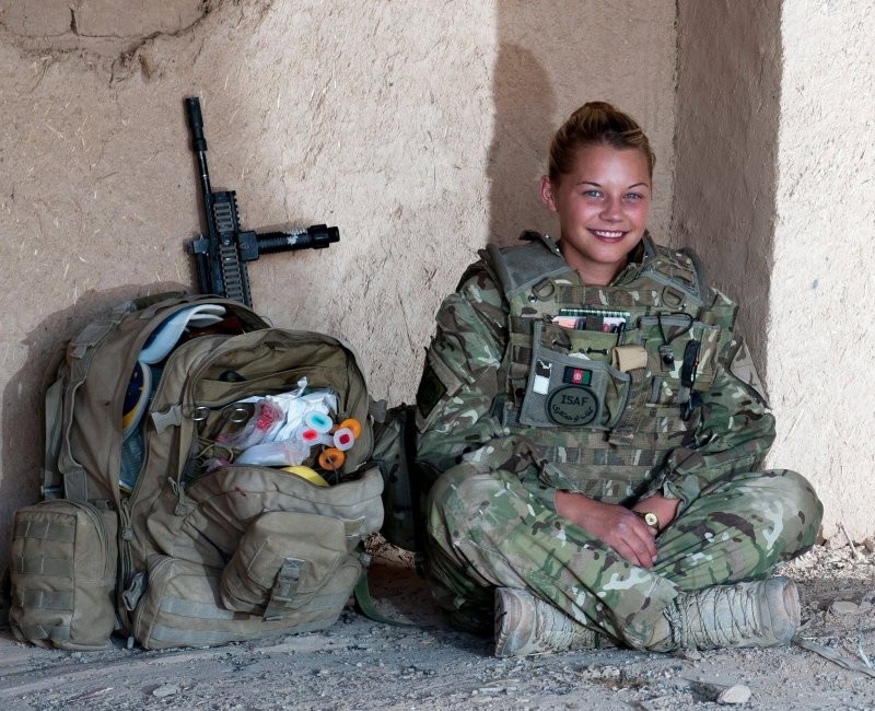 Это не ребёнок в военной форме, а женщина-врач, служащая в Афганистане