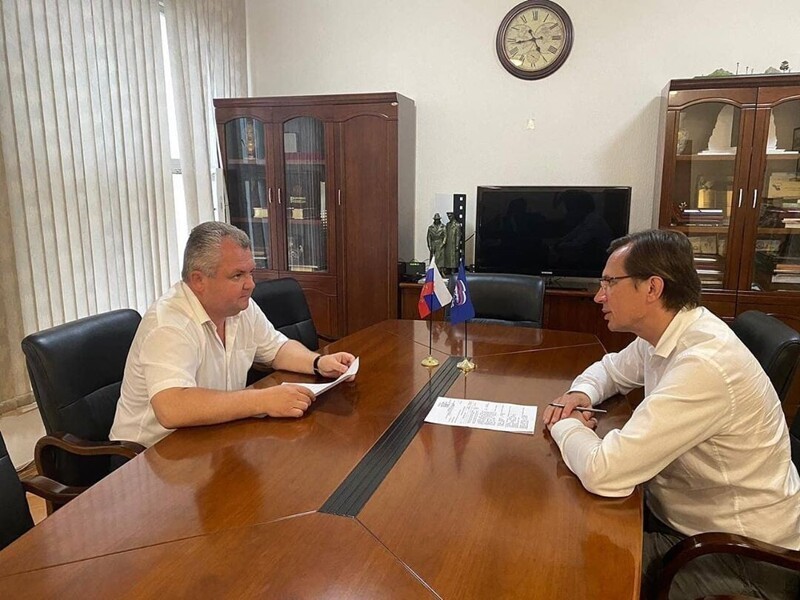 На фото мэр Железноводска и губернатор Ставропольского края решают вопросы без масок.
