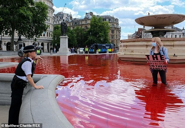 Фонтан на Трафальгарской площади окрасился кровью