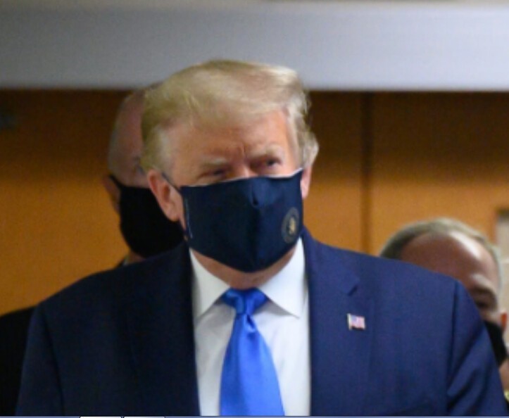 Состоялось: Трамп впервые надел маску на публике