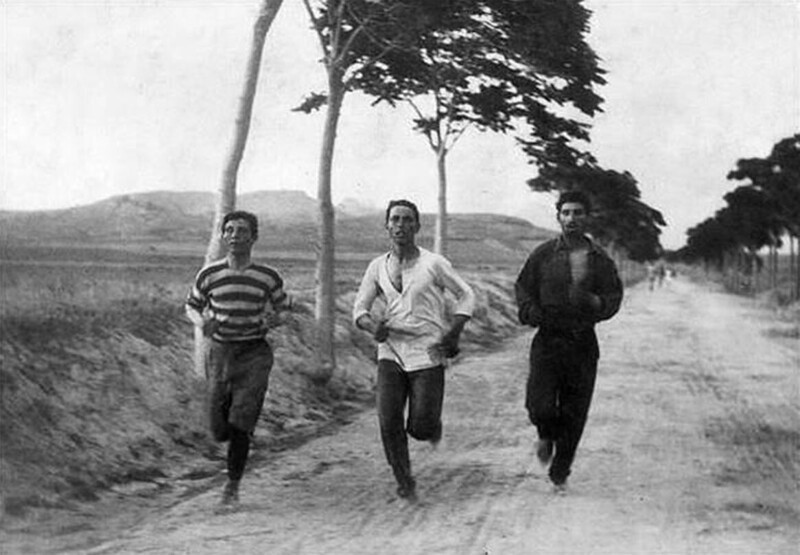 Первые бегуны современной олимпиады состоялись в Афинах, Греция - 1896