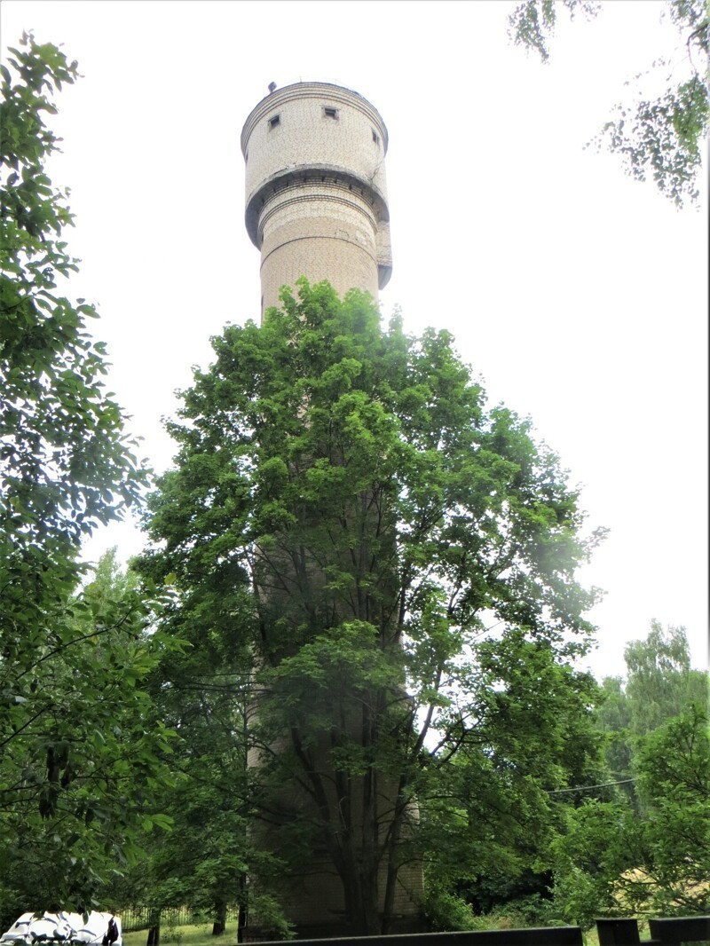 На территории Мытищинской туберкулёзной больницы в Дубках. Очень высокая башня.