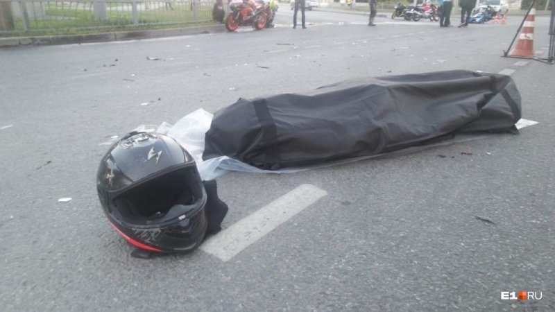 Авария дня. В Екатеринбурге пьяный водитель проехал на красный и сбил мотоциклистов
