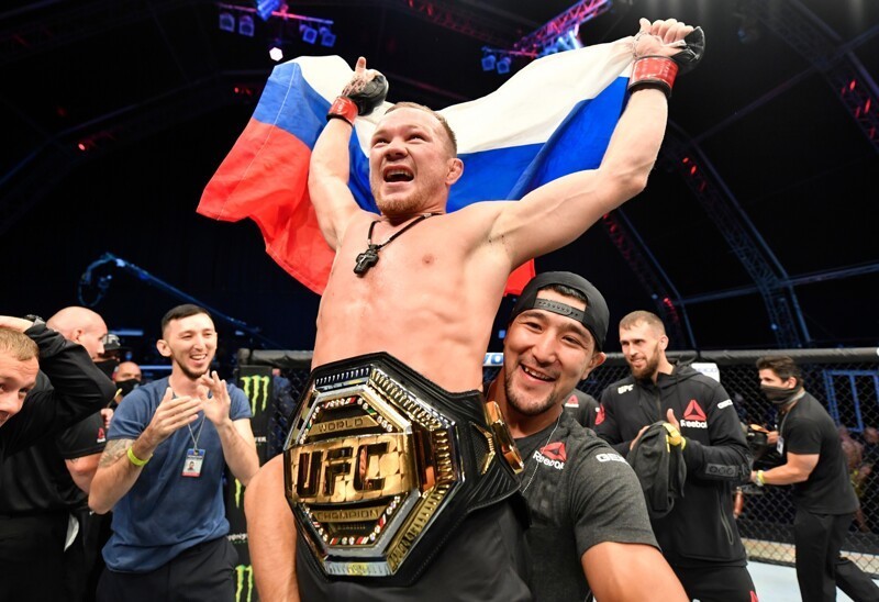 В одном ряду с Федором и Хабибом: Петр Ян принес России второй чемпионский титул UFC