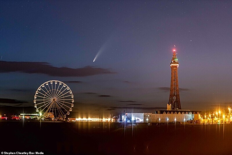 Другой фотограф заснял комету над городом Блэкпул в Англии