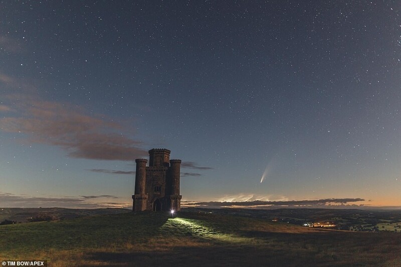 Комета в небе Кармартена, графство Уэльс