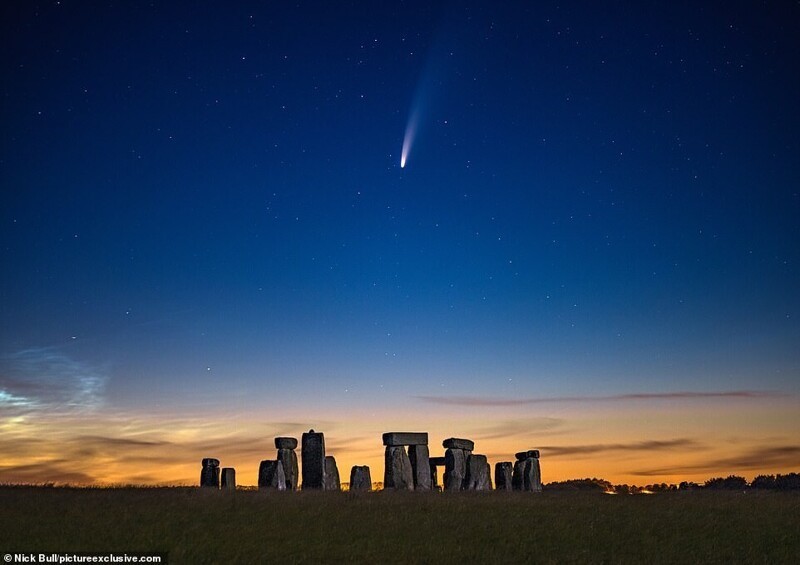 Англичанин заснял комету Neowise над Стоунхенджем