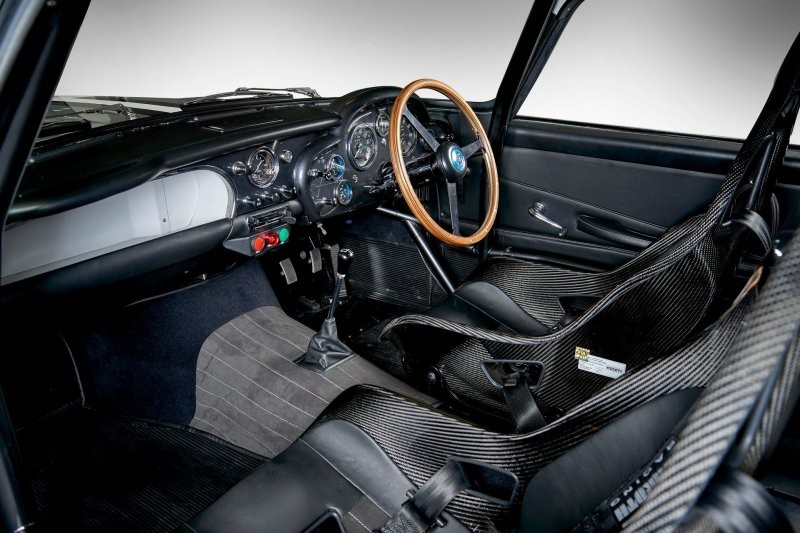 Первый экземпляр переизданного классического Aston Martin DB4 GT