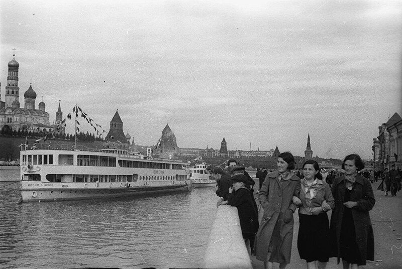 Теплоход "Иосиф Сталин" первый раз пришел в Москву по только что открытому каналу "Москва-Волга" в мае 1937