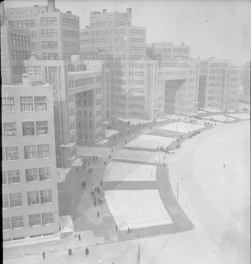 А вот эти фотографии в отличие от верхних пока не замылены. Безымянные иностранцы сделали несколько кадров зимней Москвы 1930-1931 гг.