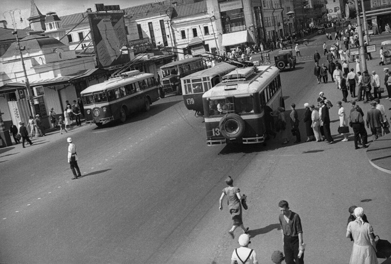 Оживленное движение в Москве. 1930-е