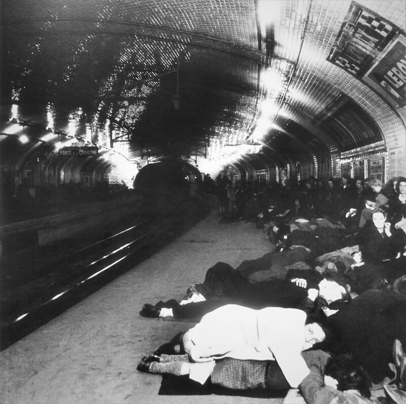 Парижане на станции метро «Ламарк-Коленкур» во время налета авиации союзников. 1943-1944 гг. Автор: Робер Дуано