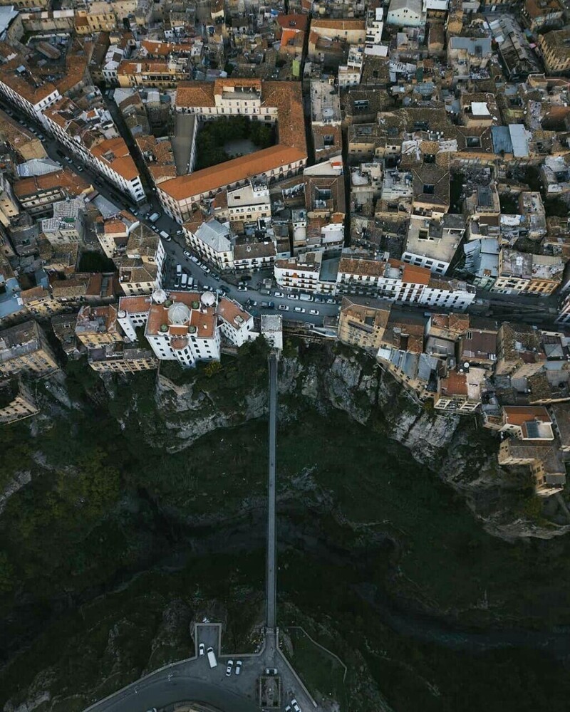 20. Константина, или "город висячих мостов", в Алжире. Город находится на плато на высоте 600 м над уровнем моря и окружён глубоким ущельем, над которым проложены узкие мосты.