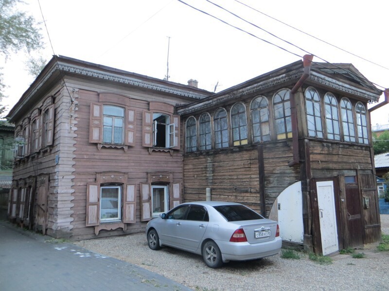 Дом с традиционной для Иркутска верандой на 2-м этаже.
