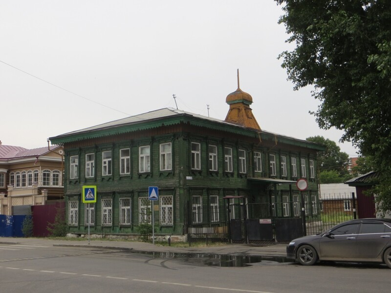 Доходный дом Л.Я. Домбровского на улице Софьи Перовской. В этом качестве он прослужил с 1880 по 1914 год. Потом в нём была школа, затем школа-интернат.