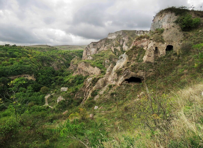 Хндзореск. Пещерные города и их обитатели