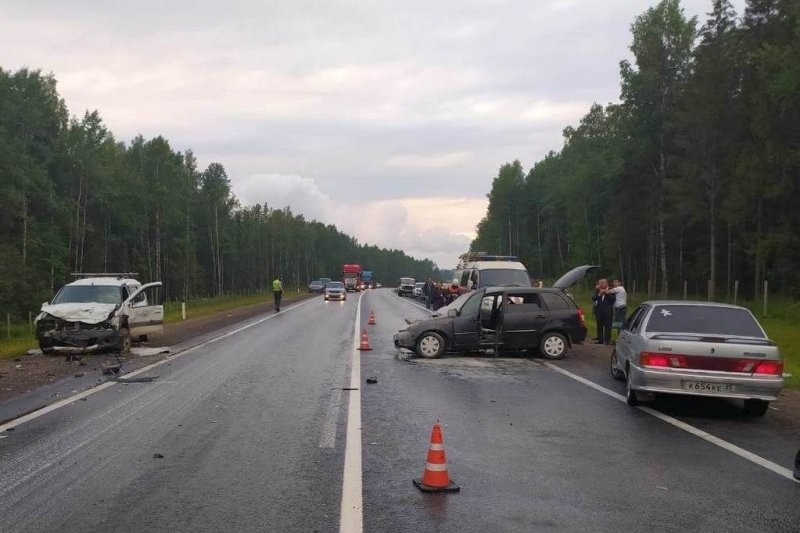 Авария дня. В Вологодской области в ДТП один человек погиб и восемь пострадали